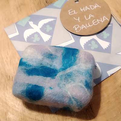 Jabón enfieltrado en tonos azules
