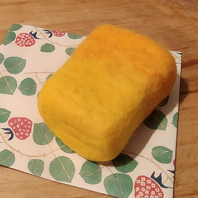 Jabón enfieltrado en tonos naranja y amarillo