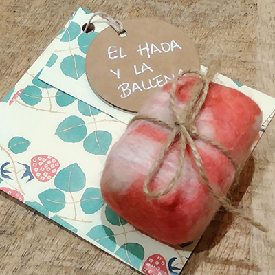 Jabón enfieltrado en tonos rosas y blancos