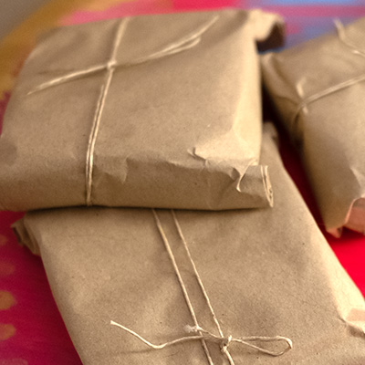 Jabón para limpieza envuelto en papel reciclado